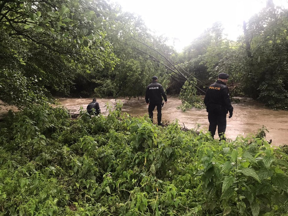 Hasiči a policie hledali muže, který skočil do řeky v Ústí n.O.