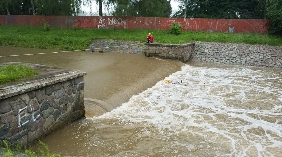 Hasiči a policie hledali muže, který skočil do řeky v Ústí n.O.