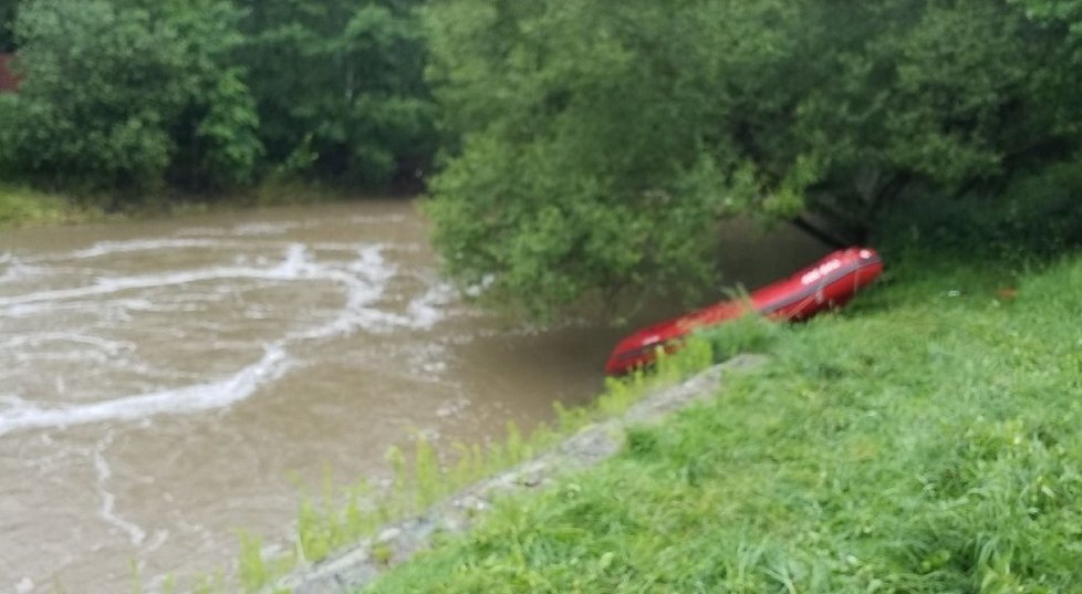 Hasiči a policie hledali muže, který skočil do řeky v Ústí n.O.
