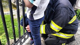 Hasiči museli zachránit chlapce, který uvízl v plotě