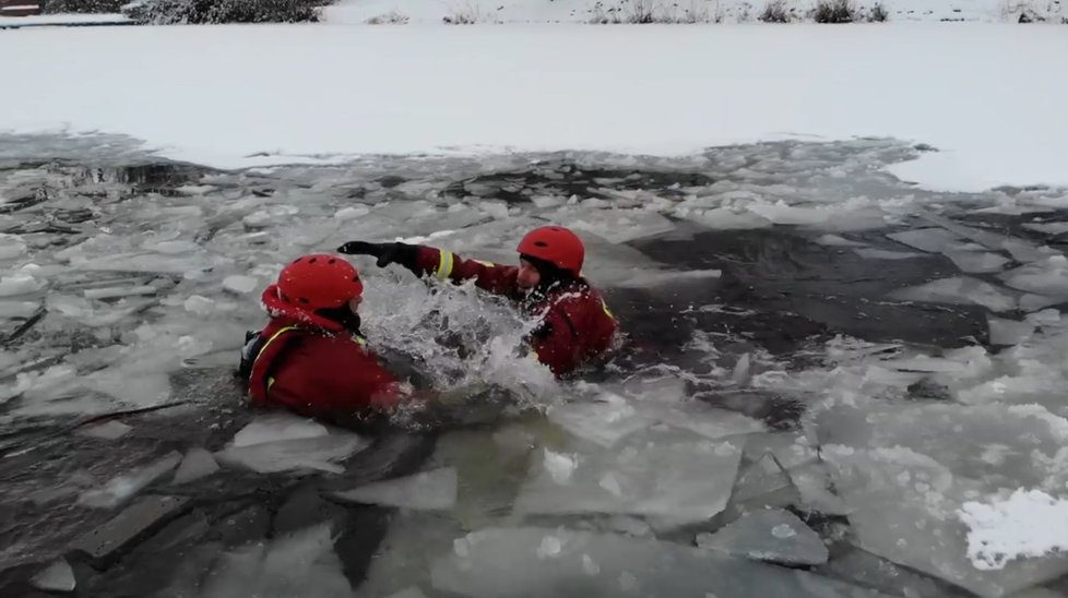 Záchrana tonoucího z ledové vody. Cvičení hasičů z Varnsdorfu.