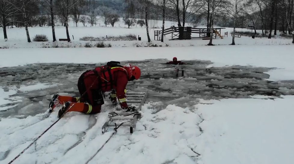 Záchrana tonoucího z ledové vody. Cvičení hasičů z Varnsdorfu.