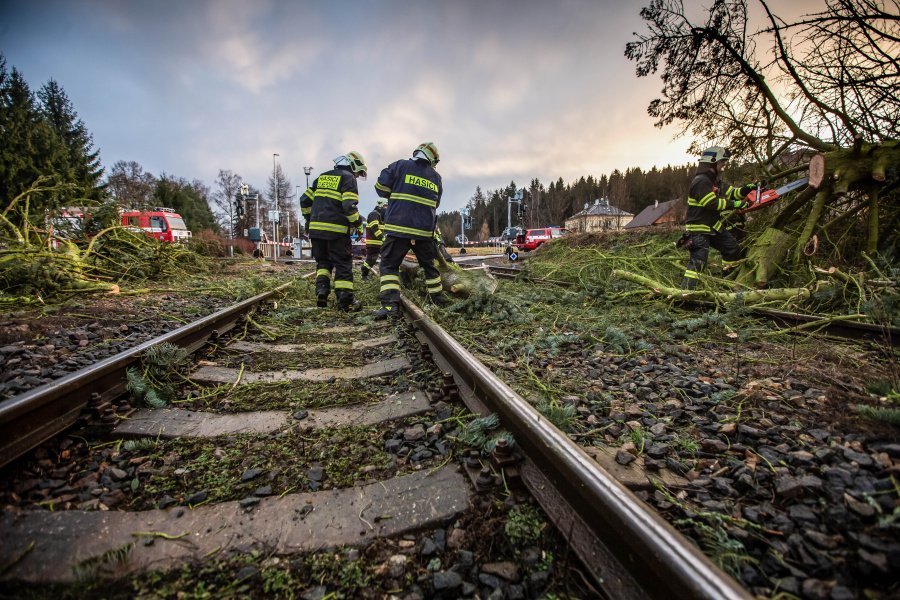 Bouře Sabine způsobila množství škod. Ve všech krajích musí zasahovat hasiči, aby škody po vichru odklidili.