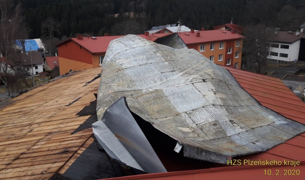 V Plzeňském kraji vítr ohýbal střechy a lámal stromy. Situaci přijeli uklidnit hasiči