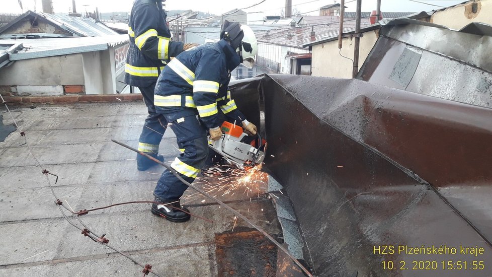 V Plzeňském kraji vítr ohýbal střechy a lámal stromy. Situaci přijeli uklidnit hasiči.
