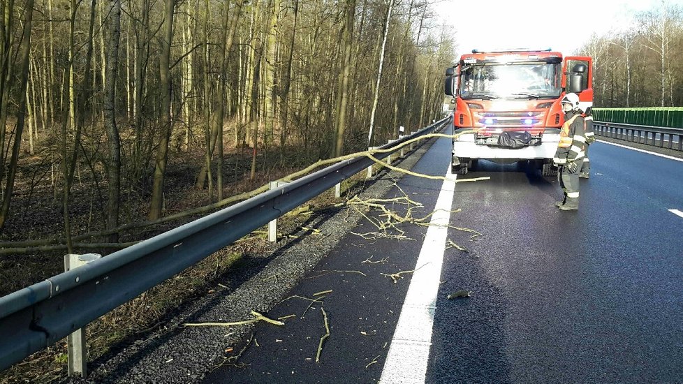 Hasiči v Olomouckém kraji kvůli vichru zasahovali na desítkách míst.