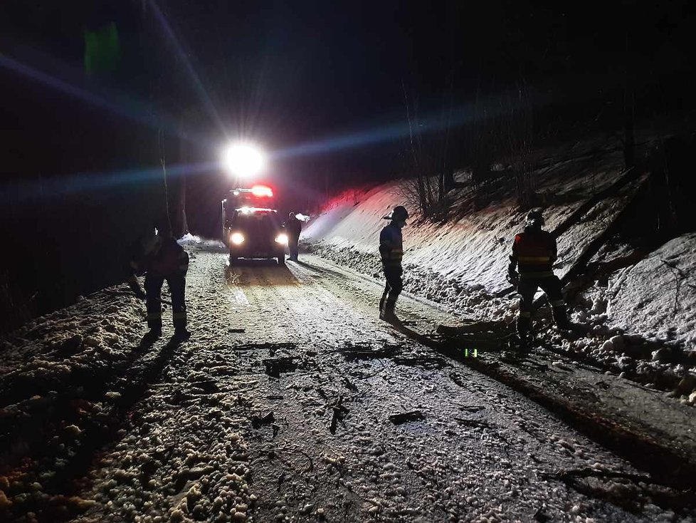 Noční výjezdy hasičů kvůli vichřici v Libereckém kraji (30. 1. 2022)