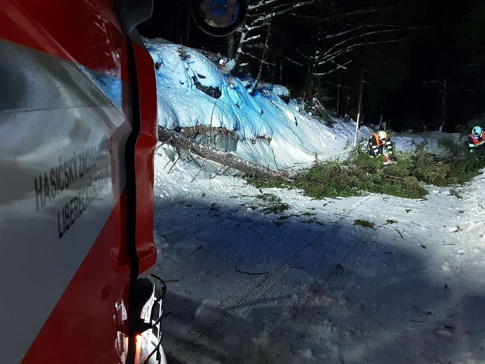Noční výjezdy hasičů kvůli vichřici v Libereckém kraji (30.1.2022)