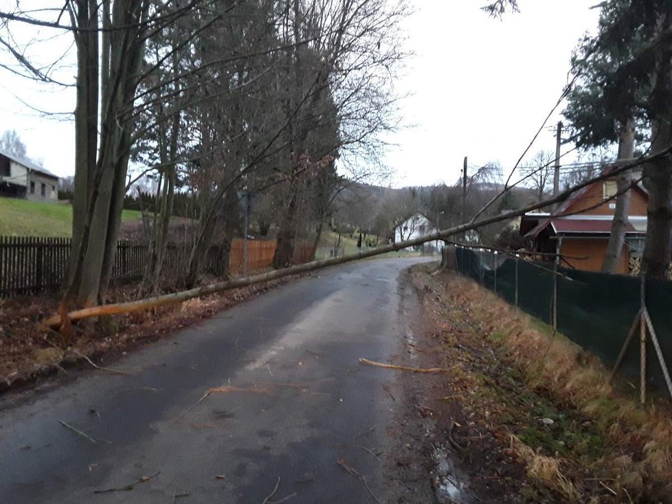 Profesionální i dobrovolní hasiči v Libereckém kraji vyjíždějí neustále k zásahům spojeným s nárazy větru. Převážně se jedná popadané stromy, některé z nich i na dráty el. vedení.