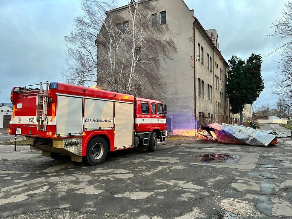 Viřchřice v Česku: Výjezdy hasičů Ústeckého kraje. V Tepicích odklízeli části střech a plechy (30.1.2022)