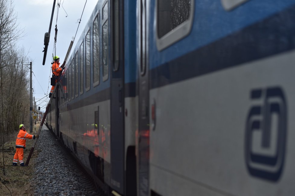Provoz na hlavní železniční trati ze Slovenska do České republiky zastavila trolej, která spadla ve větru poblíž Lanžhotu na Břeclavsku (30. 1. 2022)