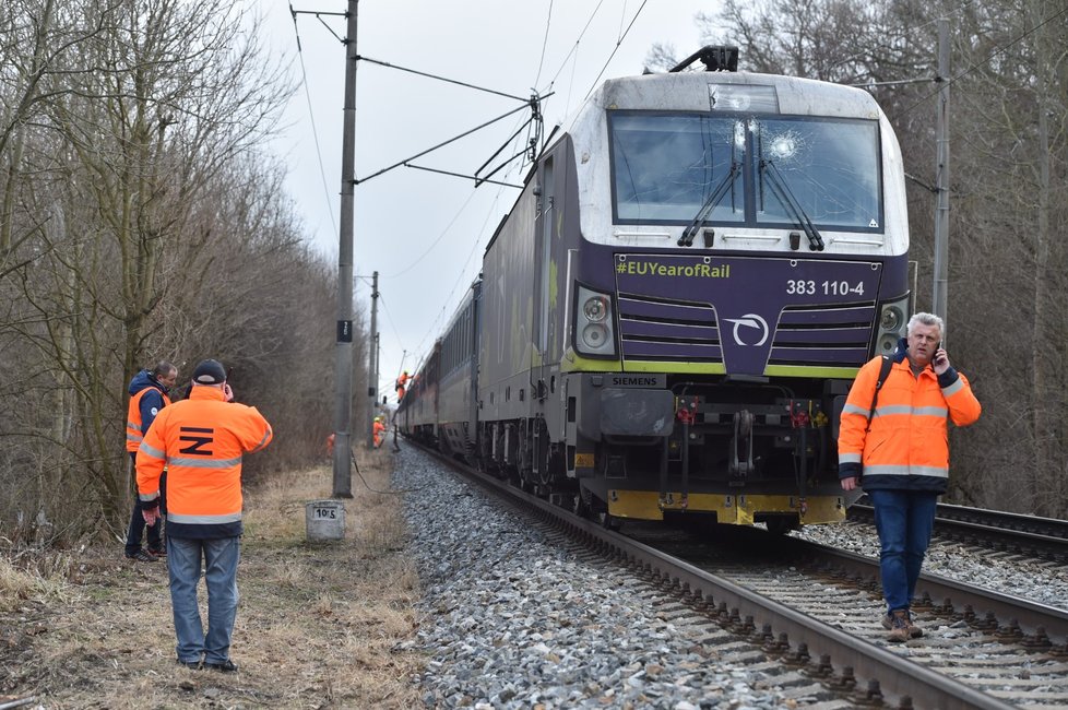Provoz na hlavní železniční trati ze Slovenska do České republiky zastavila trolej, která spadla ve větru poblíž Lanžhotu na Břeclavsku (30. 1. 2022)