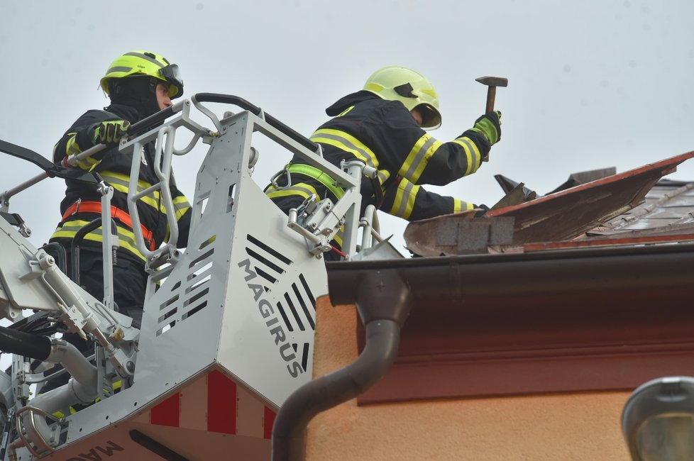 Hasiči opravují poškozenou střechu kulturního centra v Plesné na Chebsku. Kvůli silnému větru měli hasiči v Karlovarském kraji v noci do 7:40 osm desítek výjezdů (17. 2. 2022)