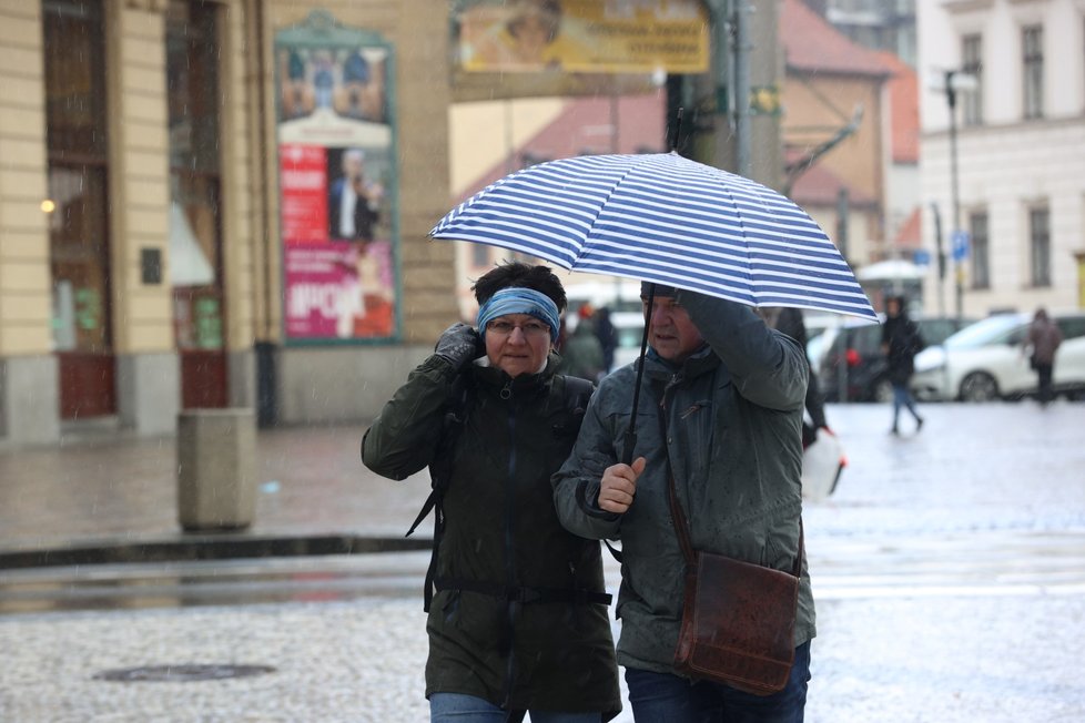 Větrné počasí ve spojení s deštěm komplikuje život i lidem v Praze (17. 2. 2022)