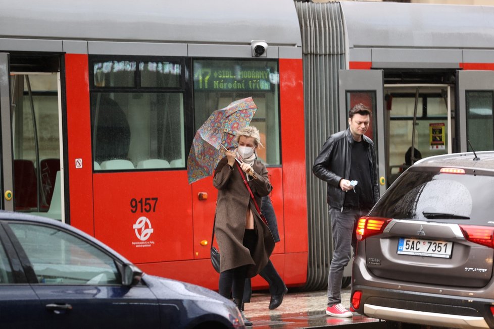 Větrné počasí ve spojení s deštěm komplikuje život i lidem v Praze (17. 2. 2022).