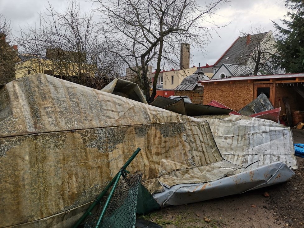 Silný vítr komplikuje dopravu v Libereckém kraji, popadané stromy zastavily ráno provoz na několika tratích, neprůjezdné jsou i některé silnice. Hasiči vyjíždějí i odčerpávat vodu. Na snímku je spadlá plechová střecha v Jablonném v Podještědí (17. 2. 2022)