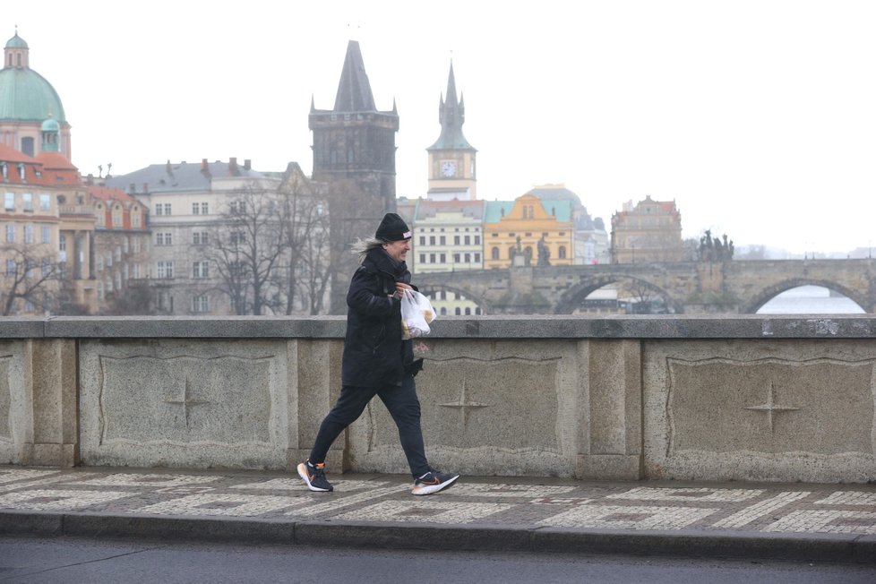 Větrné počasí ve spojení s deštěm komplikuje život i lidem v Praze (17. 2. 2022)