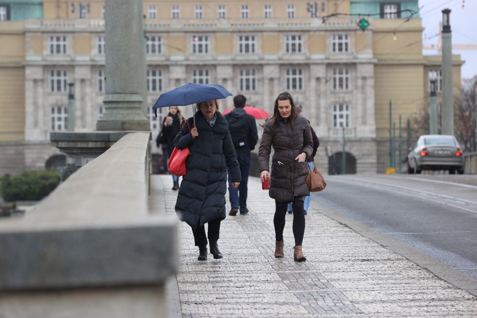 Větrné počasí ve spojení s deštěm komplikuje život i lidem v Praze (17. 2. 2022).