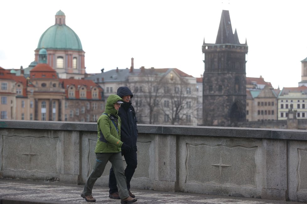 Větrné počasí ve spojení s deštěm komplikuje život i lidem v Praze (17. 2. 2022)