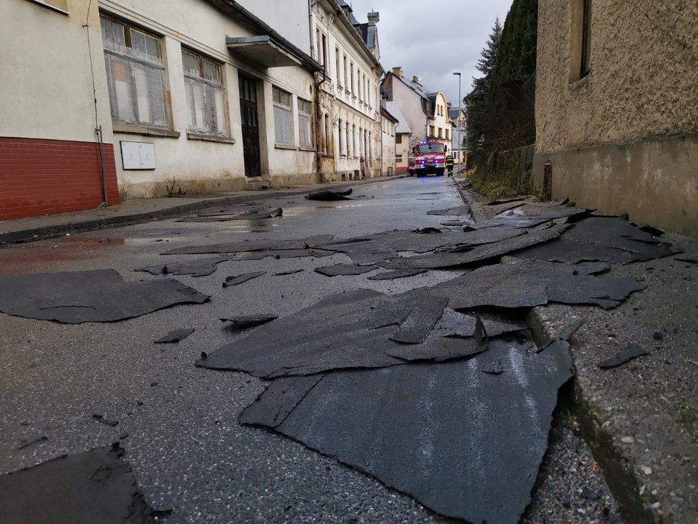 Silný vítr komplikuje dopravu v Libereckém kraji, popadané stromy zastavily ráno provoz na několika tratích, neprůjezdné jsou i některé silnice. Hasiči vyjíždějí i odčerpávat vodu. Na snímku je spadlá plechová střecha v Jablonném v Podještědí (17. 2. 2022)