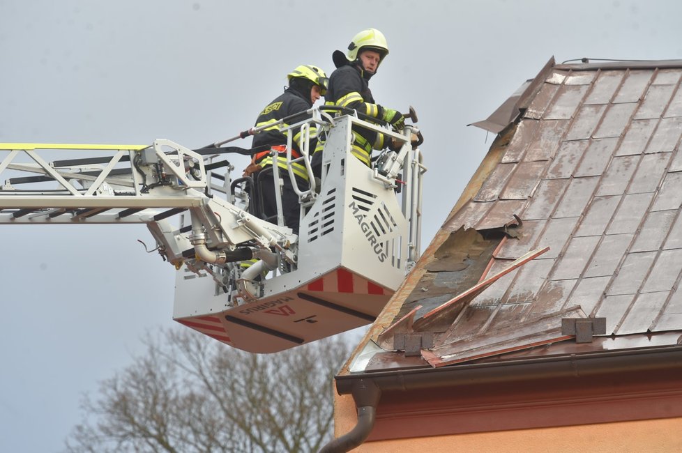 Hasiči opravují poškozenou střechu kulturního centra v Plesné na Chebsku. Kvůli silnému větru měli hasiči v Karlovarském kraji v noci do 7:40 osm desítek výjezdů (17. 2. 2022)
