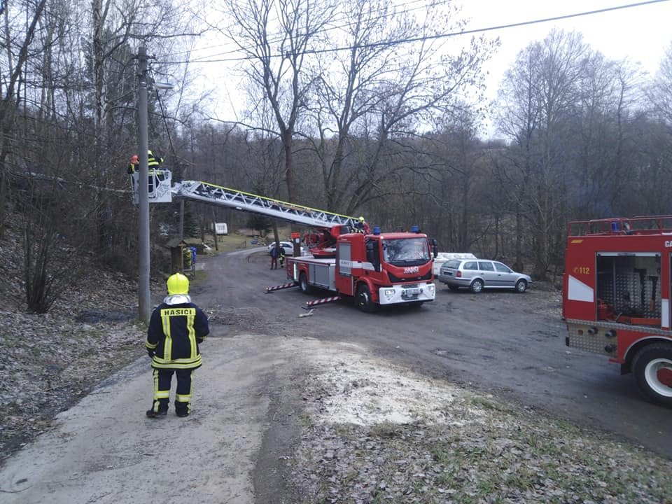 Hasiči při zásahu kvůli vichru