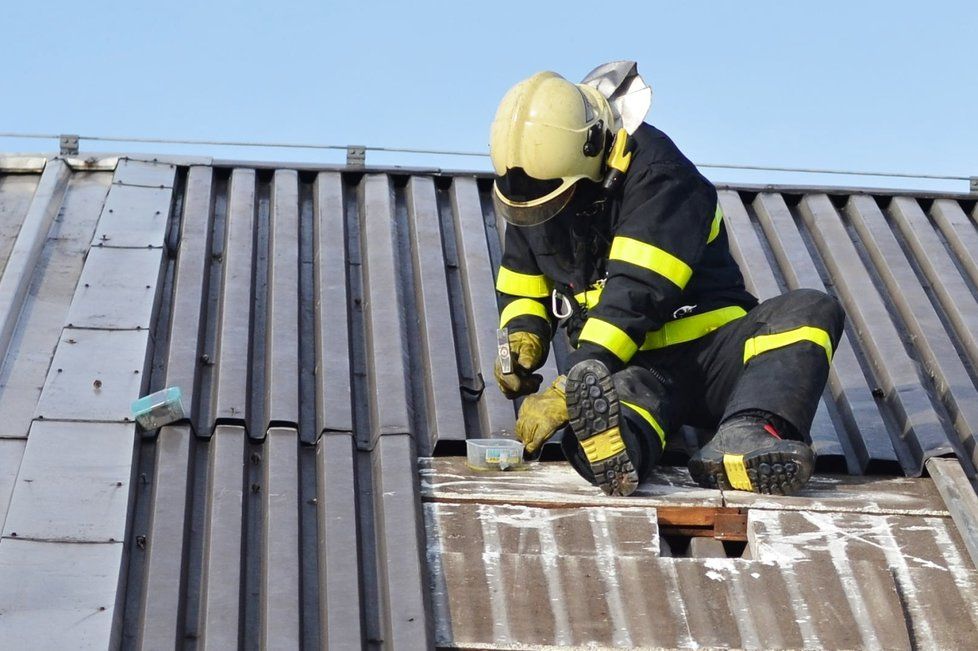 Hasiči měli nejvíce práce s odstraňováním spadlých a nebezpečně nakloněných stromů. Opravovali i střechy.