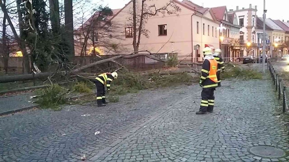 Hasiči na Pardubicku odklízeli následky silného větru (5. 12. 2020)