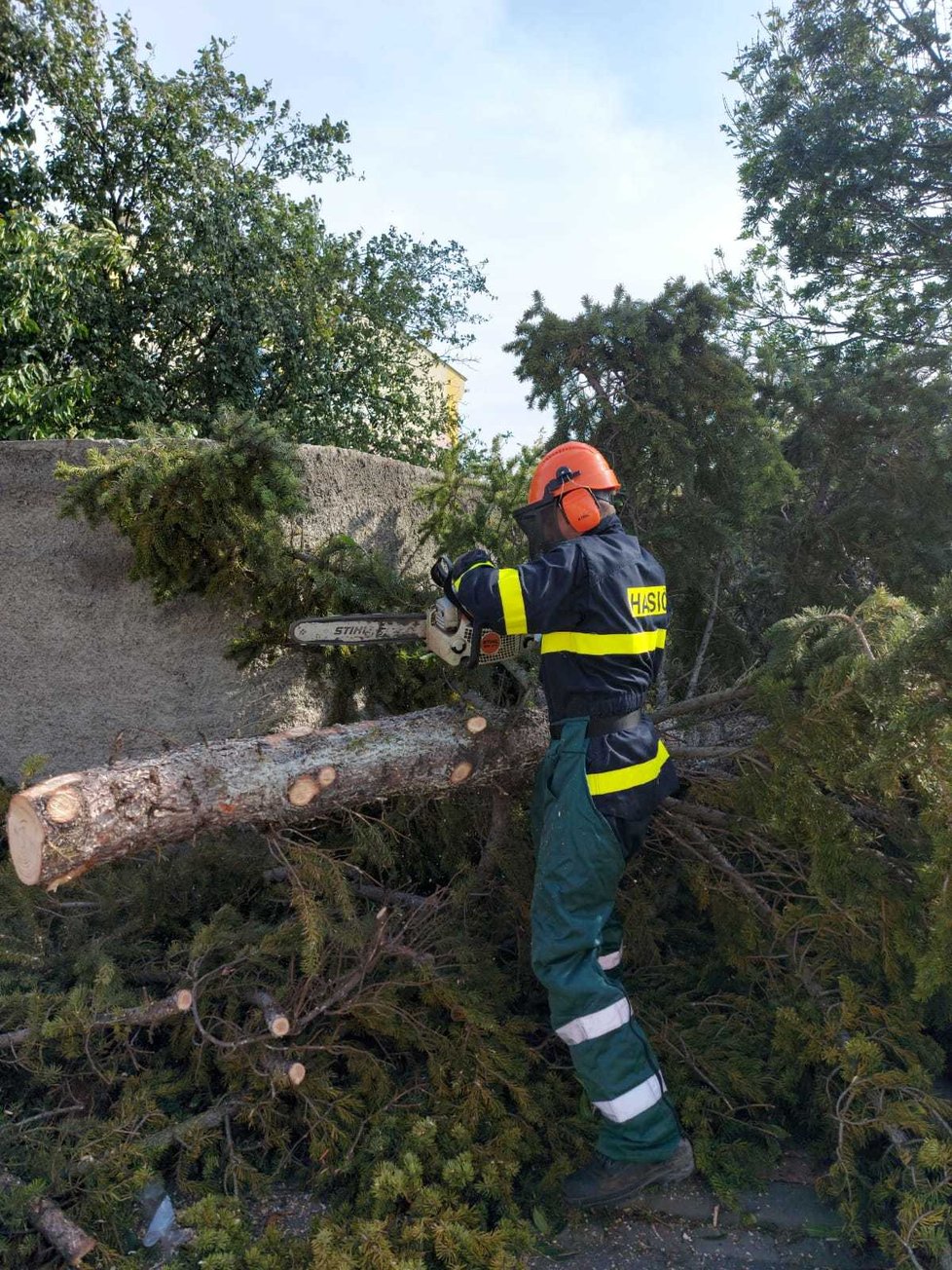 Hasiči odstraňovali následky silného větru v Olomouckém kraji (3. 10. 2020)