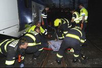 Hasiči zpod vlaku »tahali« zaklíněnou osobu: Vlak ji srazil v tunelu u hlavního nádraží