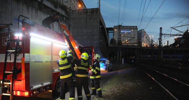 Hasiči zpod vlaku vyprostili v noci osobu.