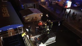 Potápěči vytáhli z Vltavy muže, který spadl pod loď.