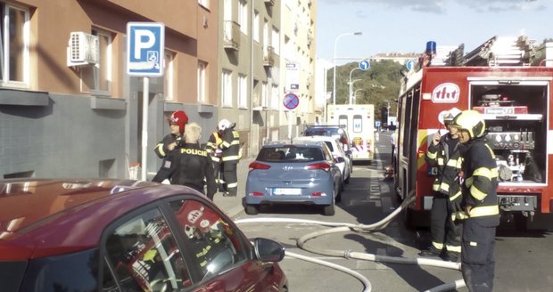 Hasiči vyjížděli k požáru v suterénu domů v ulici Vrchlického na Smíchově.