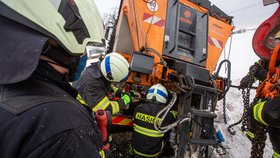 Střet automobilu a sypače nepřežil senior.