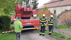 Mláďata čápa zachráněna hasiči. Hrozilo, že v hnízdě uhynou