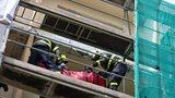 Perný den hasičů: Dělník omdlel na lešení, kluk si zasekl nohu ve stojanu na kola