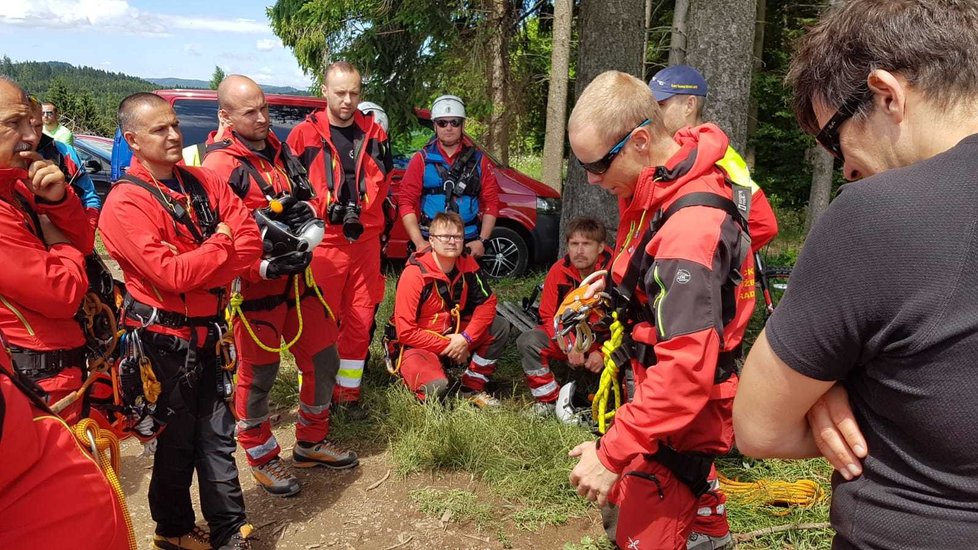 Cvičení záchranářů a hasičů z Královehradeckého kraje.