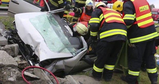Unikátní video ze zásahu hasičů u smrtelné nehody: Boj o život vteřinu po vteřině