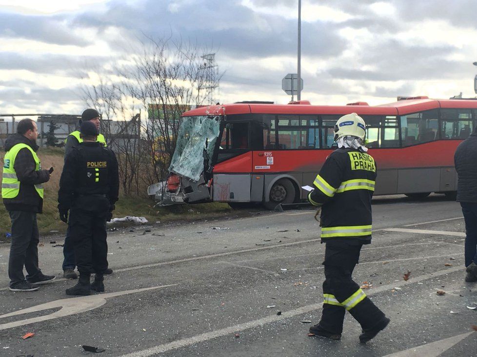 U nehody v ulici K Šeberáku zasahují hasiči i záchranáři.