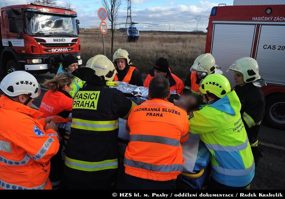 Autobus se na jihu Prahy srazil s náklaďákem. Záchranáři ošetřili devět zraněných.