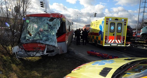 Autobus se na jihu Prahy srazil s náklaďákem. Záchranáři ošetřili devět zraněných.