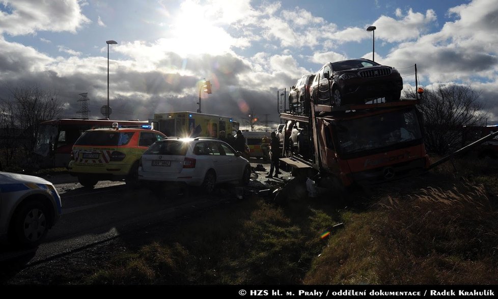 Autobus se na jihu Prahy srazil s náklaďákem. Záchranáři ošetřili devět zraněných.