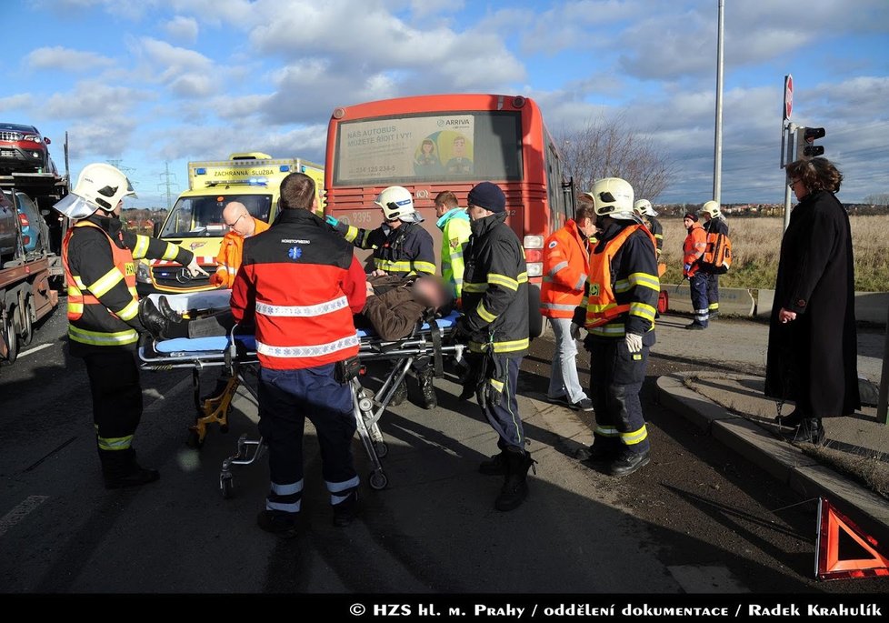 Autobus se na jihu Prahy srazil s náklaďákem. Záchranáři ošetřili devět zraněných.