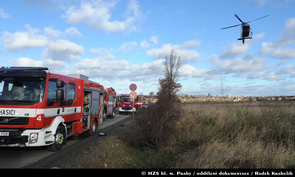 Autobus se na jihu Prahy srazil s náklaďákem. Záchranáři ošetřili devět zraněných.