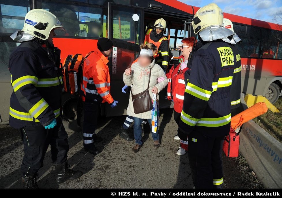 Autobus se na jihu Prahy srazil s náklaďákem. Záchranáři ošetřili devět zraněných.