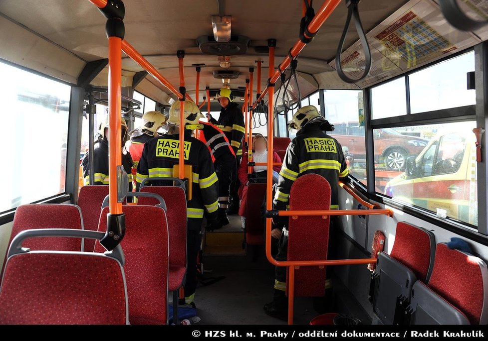 Autobus se na jihu Prahy srazil s náklaďákem. Záchranáři ošetřili devět zraněných.