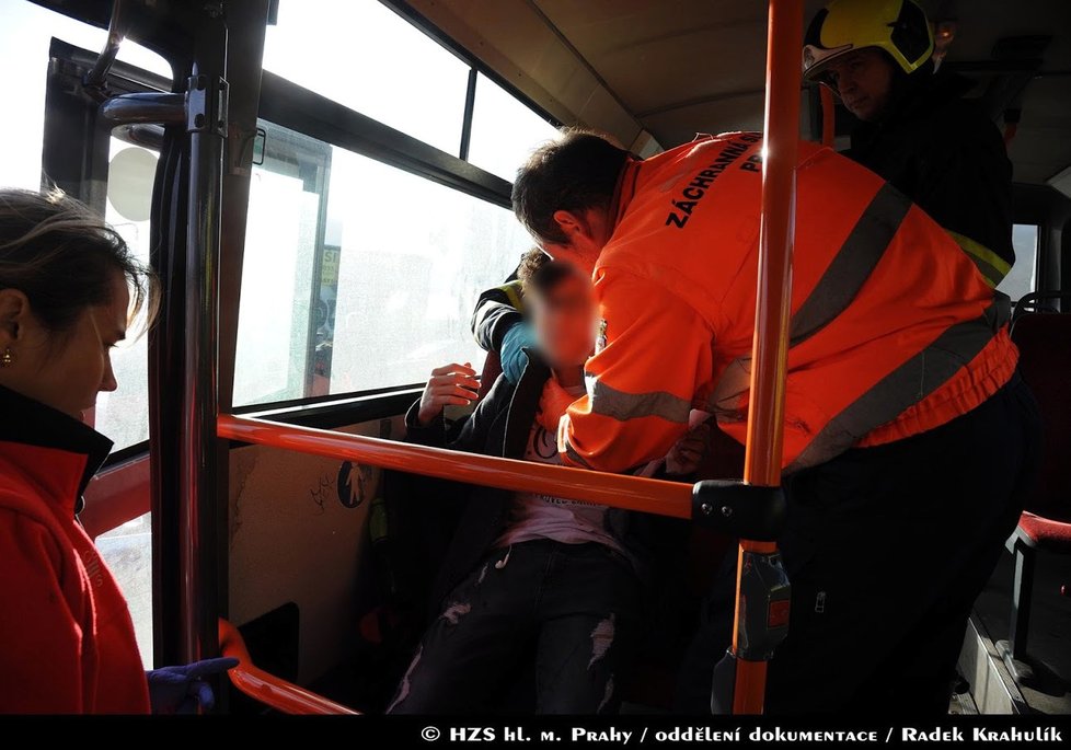 Autobus se na jihu Prahy srazil s náklaďákem. Záchranáři ošetřili devět zraněných.