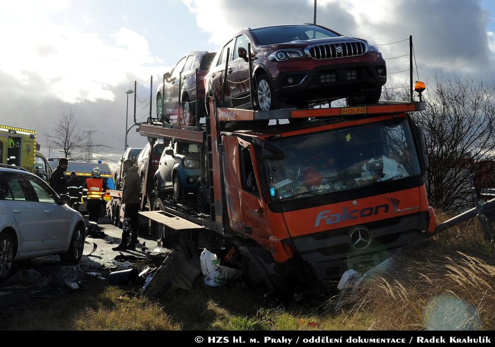 Autobus se na jihu Prahy srazil s náklaďákem. Záchranáři ošetřili devět zraněných.