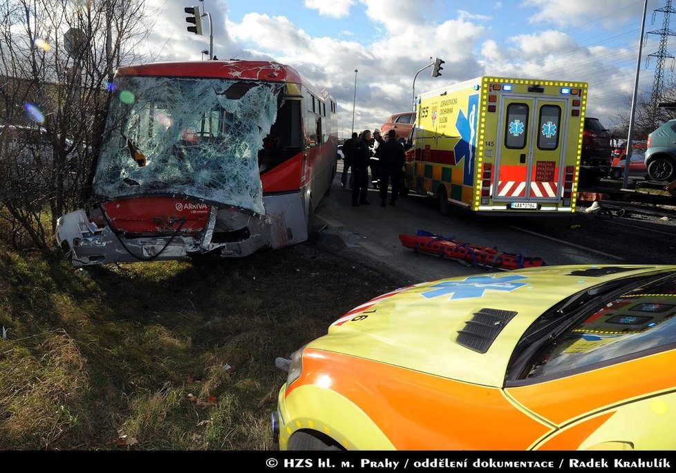 Autobus se na jihu Prahy srazil s náklaďákem. Záchranáři ošetřili devět zraněných.