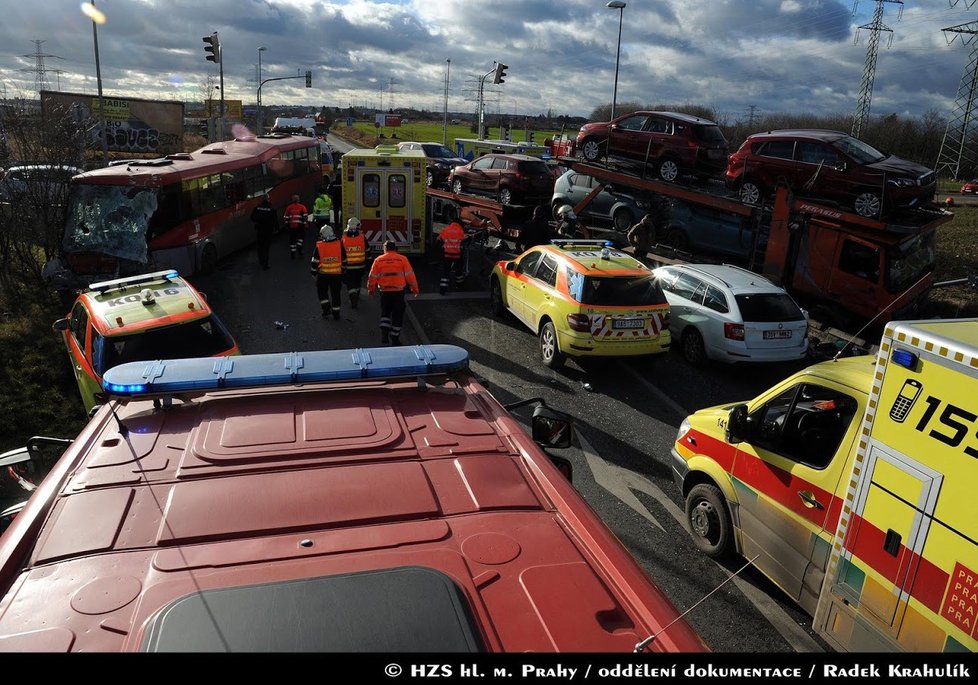 Autobus se na jihu Prahy srazil s náklaďákem. Záchranáři ošetřili devět zraněných.